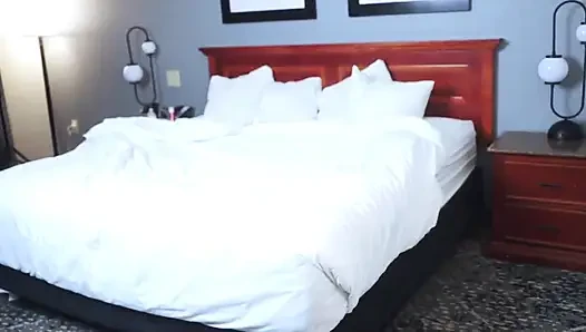 Schwarze teen stieftochter teilt ein hotelbett mit stiefvater und verführt ihn, sie zu besamen x realmaxxxsteele