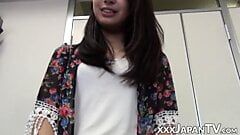 Gadis-gadis Jepang yang memesona membuka vagina mereka dan menunjukkan klitorisnya