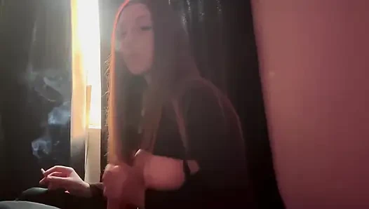 Игра с дилдо курю сигарету с большими сиськами