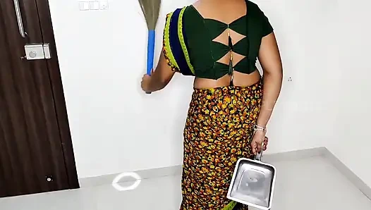 Pembantu itu menyapu di depan majikannya.