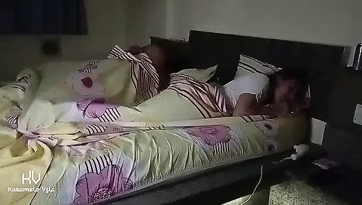 Istri amatir membangunkan suaminya
