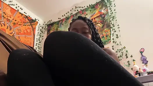 Cewek semok kulit hitam lagi asik ngentot dildo dengan legging ketatnya