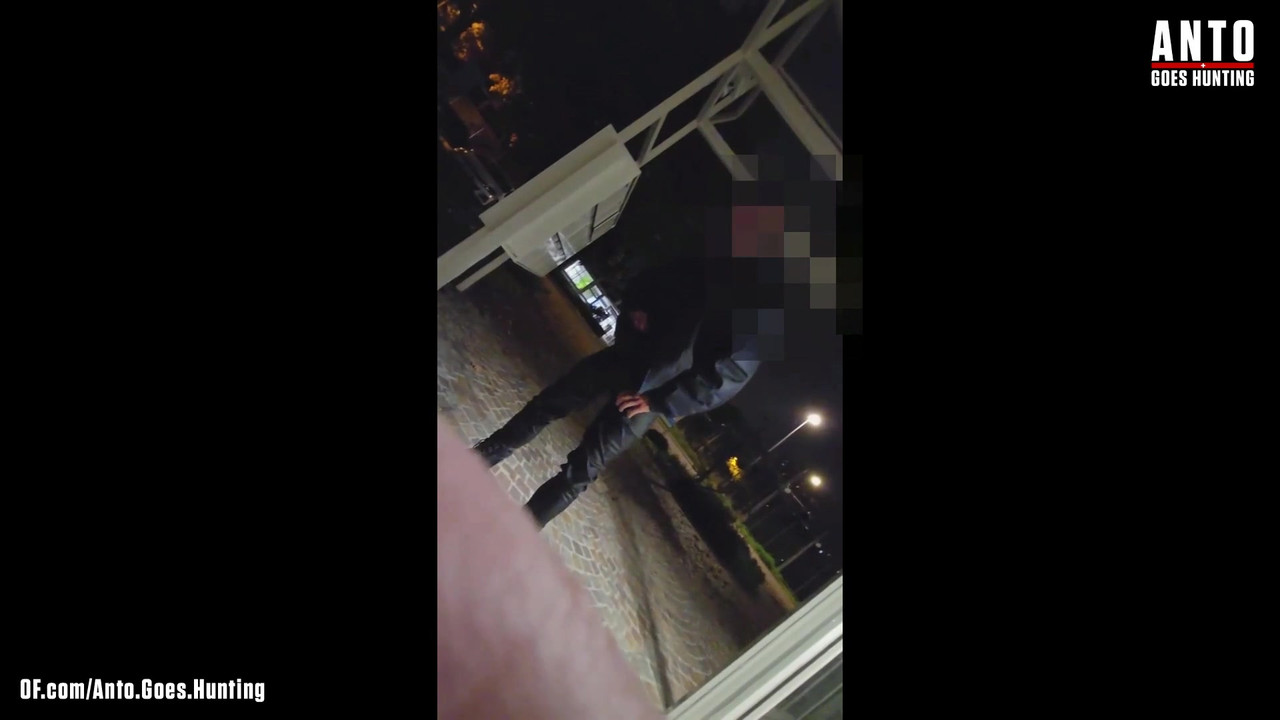 另一个保安走近并说服