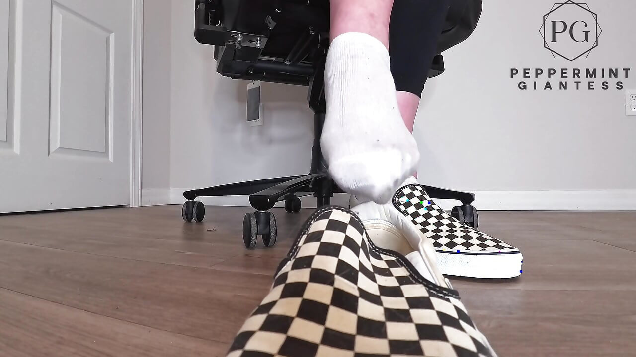 Podstępny office dokuczanie stóp w szachownicy Vans - Toe-only Strip & Intense Boso Play POV