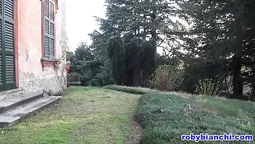 Грудастую Итальянскую Милфу Трахают 2 Больших Члена На Улице