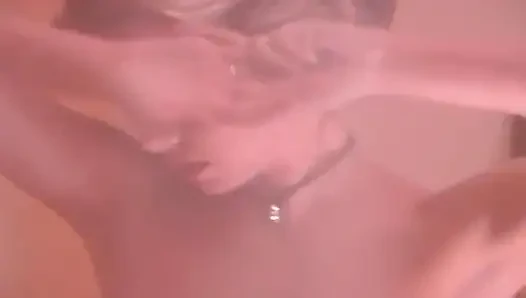 Sarışın bebeğin amını yiyip bitiriyor ve sonra derinden sikiliyor
