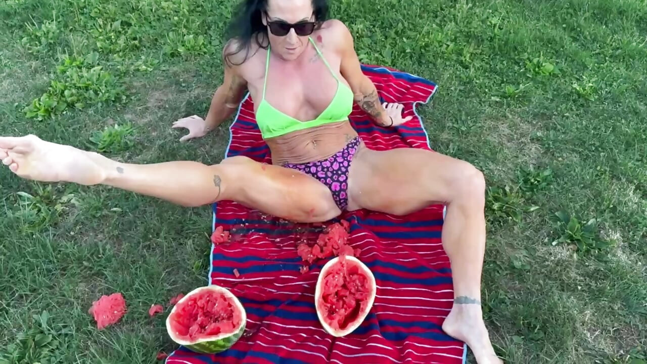 Muscle MILF Kandys Watermelon Crush Domination