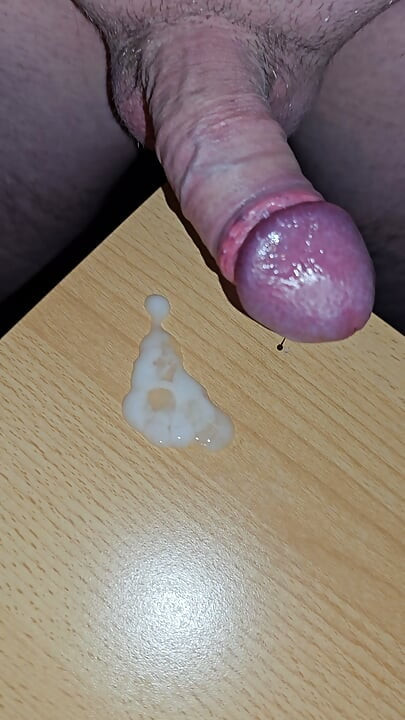 밤에 자지 만족시키고 테이블 위에 걸쭉한 정액을 뿜으며 스쿼팅