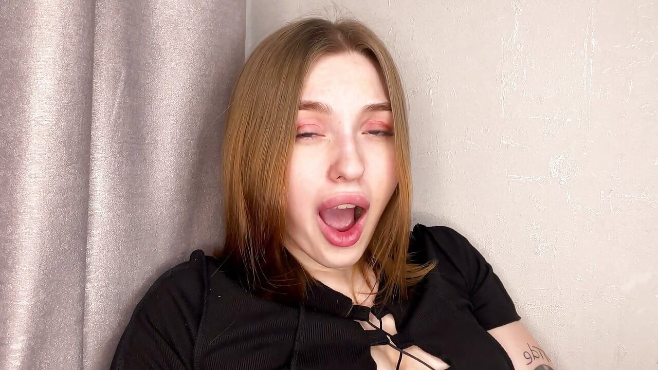 집에 혼자 있는 동안 보짓물 가득한 엉덩이에 사정하는 소녀