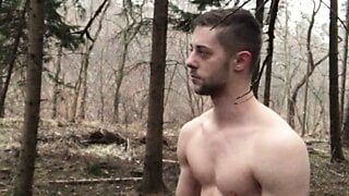 Німецький хлопець, голий, публічна мастурбація на відкритому повітрі в лісі під дощем, дрочить маленький член, великий член, м&#39;язовий стринг