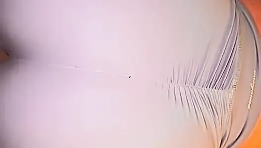 Ateşli yoga şortlu mükemmel deve frikiği yarağımı ona sürtüyor