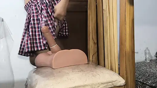 Murid nakal ini lagi asik mainin mainan seks anal untuk murid nakal ini