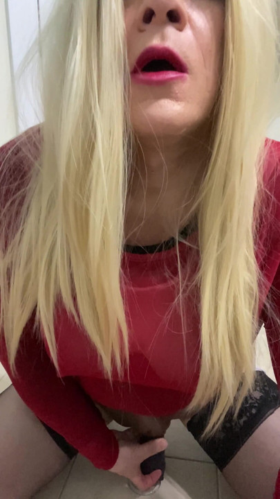 A parte real 2 do sexy Crossdresser vestindo uma buceta falsa e meias de salto fodida anunciada com um vibrador | Clipe 1