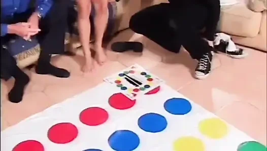 Cewek cantik rambut pirang kontol besar lagi asik nyepong kontol dan ngentot threesome... Muncrat di payudara