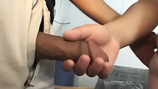 Kondommed älterer typ fickt schwangere latina, dann klettert sie auf ihn, um ihn zu besteigen