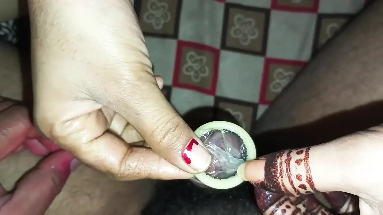 我的阴户完全张开，被后入式性交，我让我的姐夫让我的阴户大毛从我的阴户里脱出来。