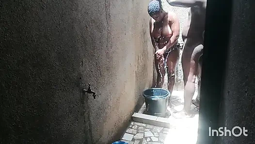 Die ehefrau meiner besten freundin rief mich in der dusche an, während sie ihre privaten teile wäscht. Ich konnte der Versuchung nicht widerstehen.