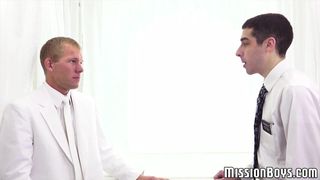 Il giovane ragazzo mormone succhia il cazzo crudo del pastore in un video proibito