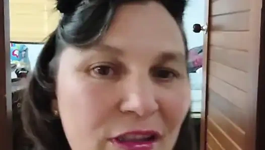 Maduras cachondas se masturba mientras su hijastro duerme