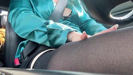 Mature hot milf masturbates in the car in public on the way home from the office