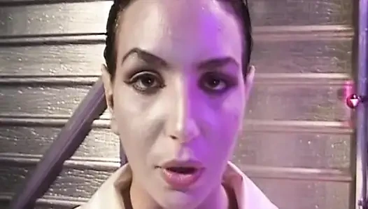 Baştan çıkarıcı esmer orta yaşlı seksi kadın vahşi sert sikişte büyük zenci yarağını alıyor