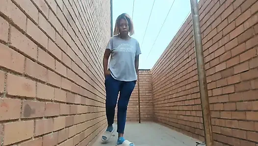 Riskli açık havada büyük götümü teşhir ediyor