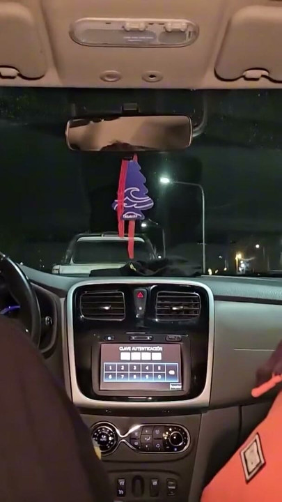 Una doble mamada en el auto de mi amiga Clip 3