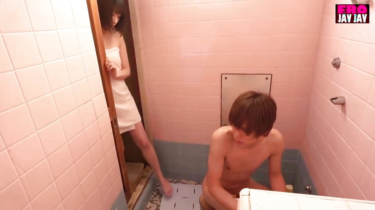 成熟女人在浴缸裡的火熱火花 -Pt2