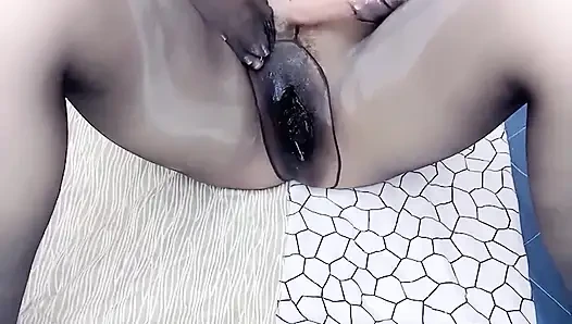 Vücudumdaki çoraplarla sikilme hissine kesinlikle bayılıyorum. Bu hayatta çorapsız yaşayamam