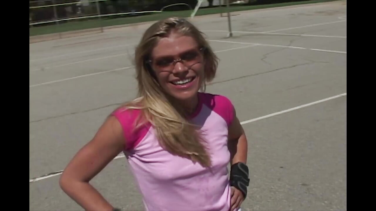 Rubia caliente chupa una polla larga hasta que se corre en su boca