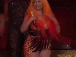 Nicki Minaj mostra il suo petto durante il suo spettacolo