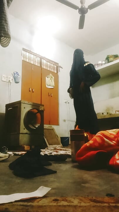 Urvashi naqab phnke kamar matkati h