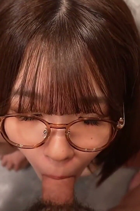 安静的普通女孩面对她的第一次亲密教训. 不久, 她自己行动起来, 并屈从于一个浓稠的奶油派