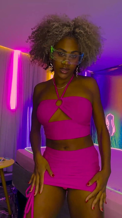 Flexi büyük klitorisli zenci kız aşırı yumrukla sikiliyor