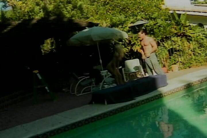 Cewek pirang yang luar biasa mendapat facial setelah bercinta di luar ruangan di tepi kolam renang