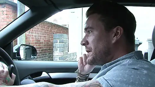 Geile betrügende tätowierte brünette wird von seinem großen weißen schwanz gefickt