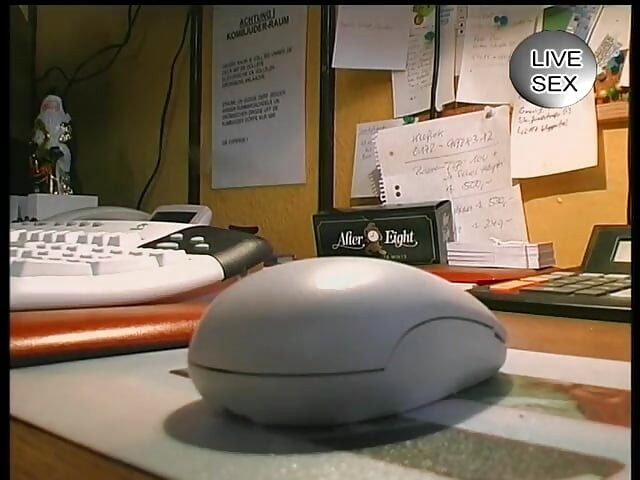 Solo morena cadela brincando com buceta no casting