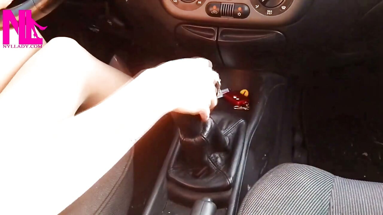 Sinnliches fahren in nackten Gianvito Rossis pumps und handjobbing der gear meines autos