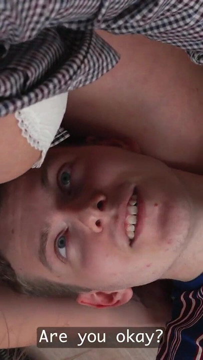 MATURE4K. En kurvet MILF Lærer sin unge nabo, hvordan man behager en kvinde | Klip 1