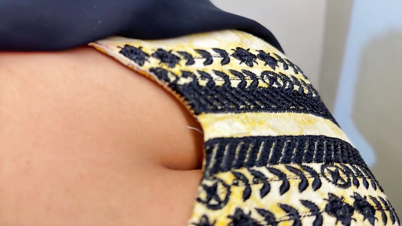 Minha linda bunda grande e peituda colega de quarto gostosa sem calcinha vestindo calcinha hijab kamiz &limpa nosso quarto