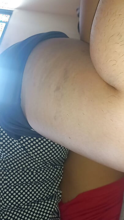 Mama mea vitregă îmi suge pula apoi se așază pe pula mea