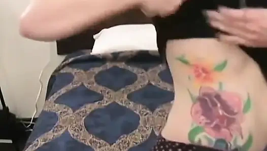 Грязная блондинка Erotica глубоко заглатывает Steven London