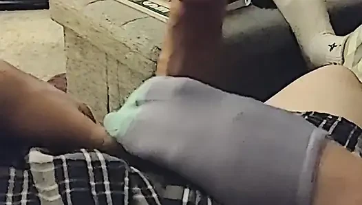 Cewek dengan kaus kaki ungu dan kaus kaki aqua lagi asik ngocok kontol sampai dicrot di dalam