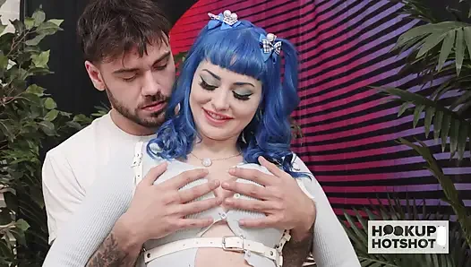 Vollbusige jewelz blu reibt ihre muschi, während sie einen schwanz lutscht!