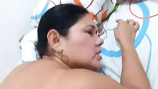 Delicioso sexo anal con mi novia en la cama