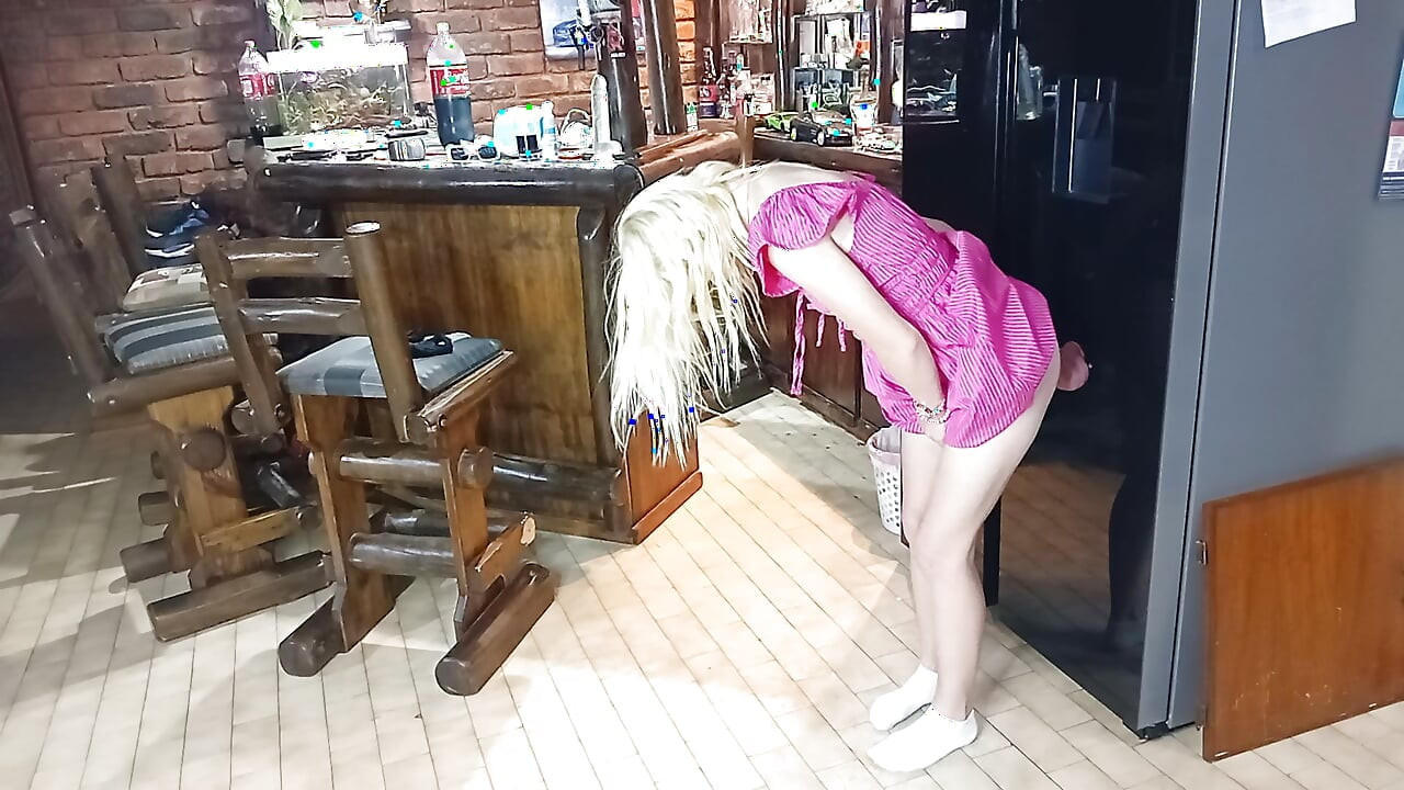 Follando la nevera mientras mi novio está mirando