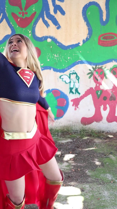 スーパーガールは悪党の巣穴に騙され、今度は逃げなければならない | クリップ 1