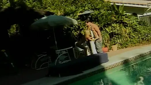 Tante rambut pirang toket besar ngentot kontol di halaman belakang