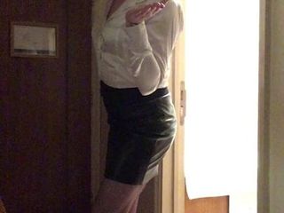 Office candi - falda de cuero, blusa de satén