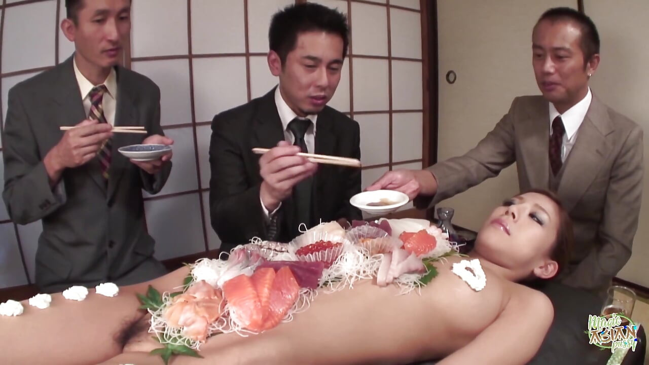 สุภาพบุรุษเหล่านี้อยู่ในสํานักงานและกินอาหารจากร่างกายของผู้หญิง